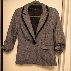 Single button blazer with riffle and sleeve detail